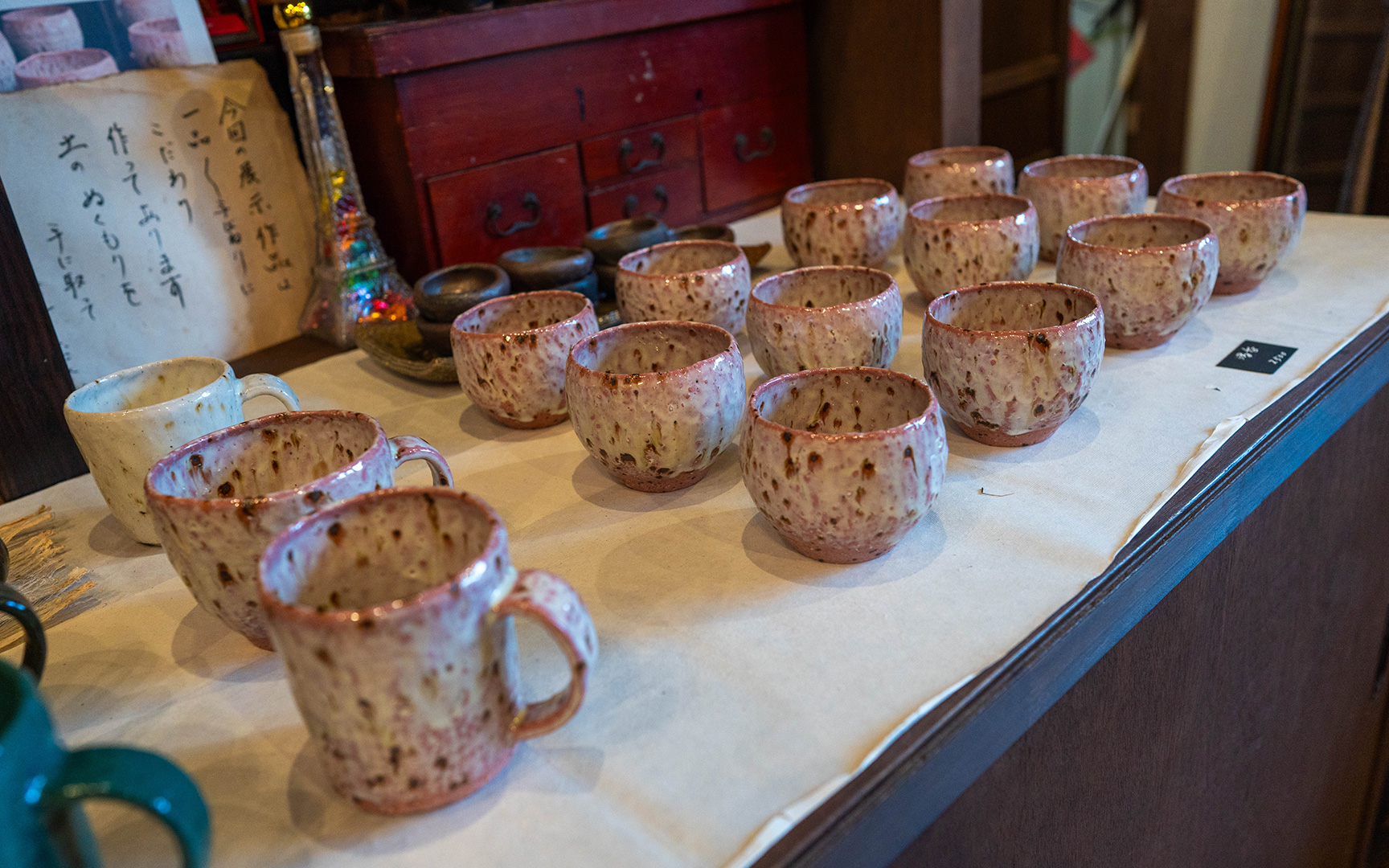 桜色の器たちが彩る秋の成竹窯ギャラリー